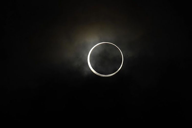 “Anillo de fuego”, el eclipse solar que atrae a miles de personas en Asia