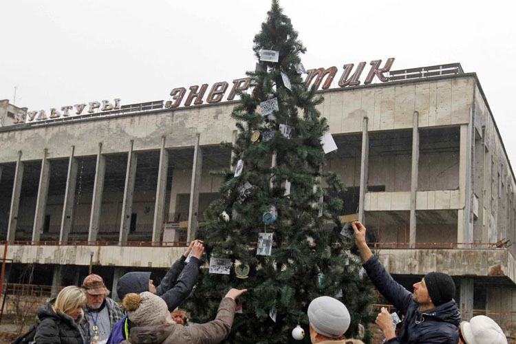 Levantan cerca de Chernobyl el primer árbol de Navidad desde la tragedia nuclear