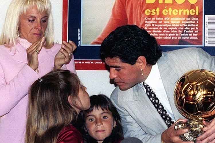 La increíble historia del trofeo del Balón de Oro que la mafia italiana le robó a Maradona
