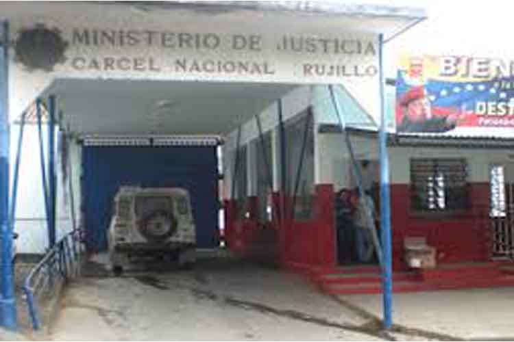 En riña nocturna matan a preso en la cárcel de Trujillo