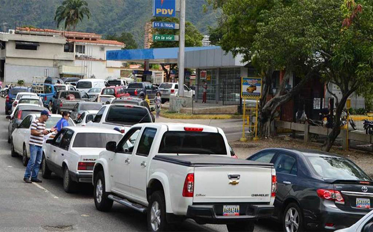 Continúan fallas en el suministro de gasolina en Venezuela