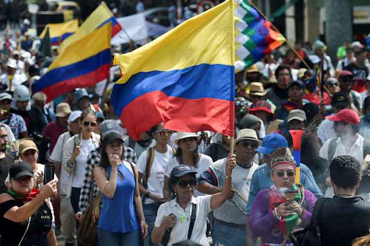 Miles de personas se unen a tercer paro nacional contra Duque en Colombia