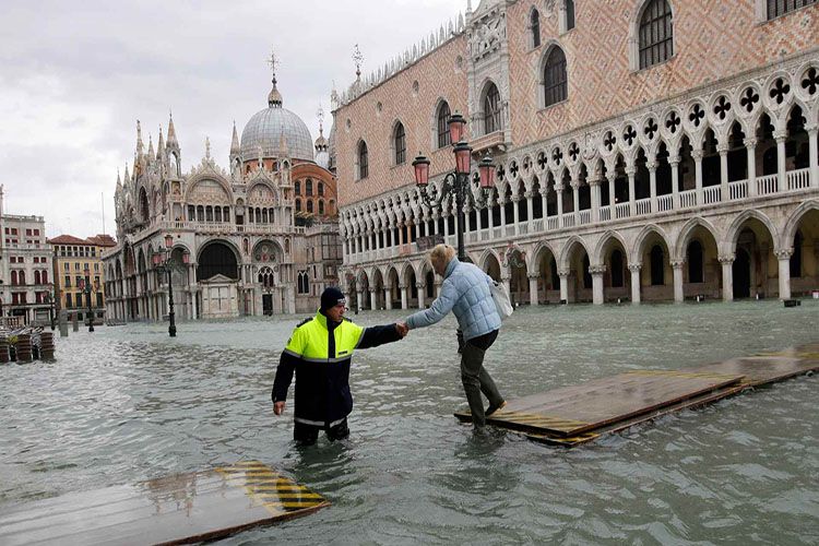 El agua en Venecia vuelve a subir y alcanza los 144 centímetros