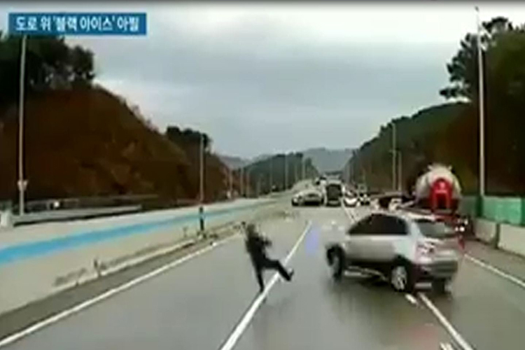 Coreano estuvo a punto de ser atropellado por cuatro autos en pocos segundos