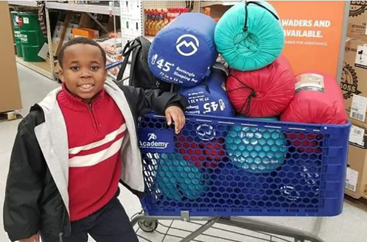 Niño recaudó dinero para regalar sacos de dormir a las personas sin hogar
