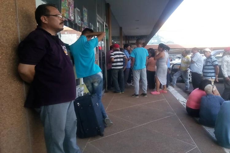 Paraguaneros desesperados abarrotan comercios para gastar el Petroaguinaldo