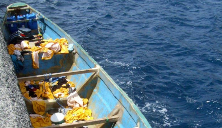 Mueren siete personas al naufragar bote con migrantes en lago turco de Van