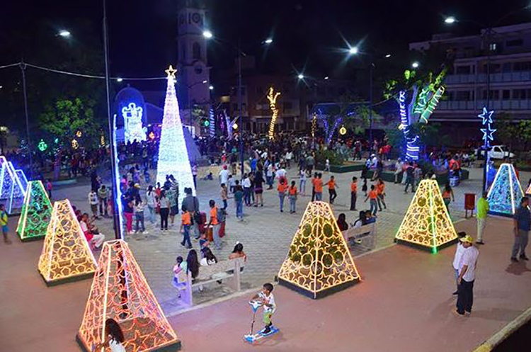 Alcalde Alcides Goitia encendió la Navidad en Carirubana