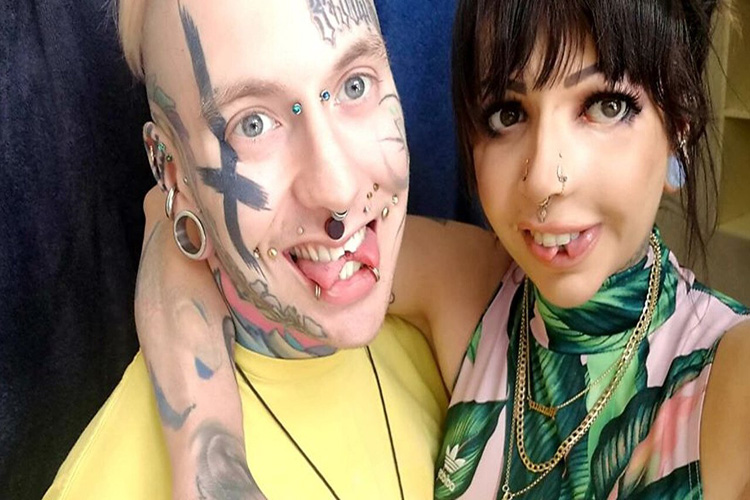 Pareja de mochileros con tatuajes faciales se queja de no poder encontrar trabajo 