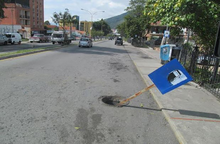 Mérida: Boca de visita sin tapa en sector Vuelta de Lola representa un peligro para conductores