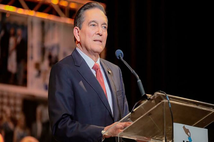 El presidente de Panamá anuncia el congelamiento del precio del combustible