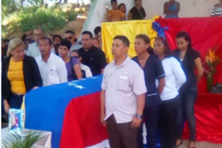 Docente asesinada recibió homenaje de sus colegas en colegio de Píritu