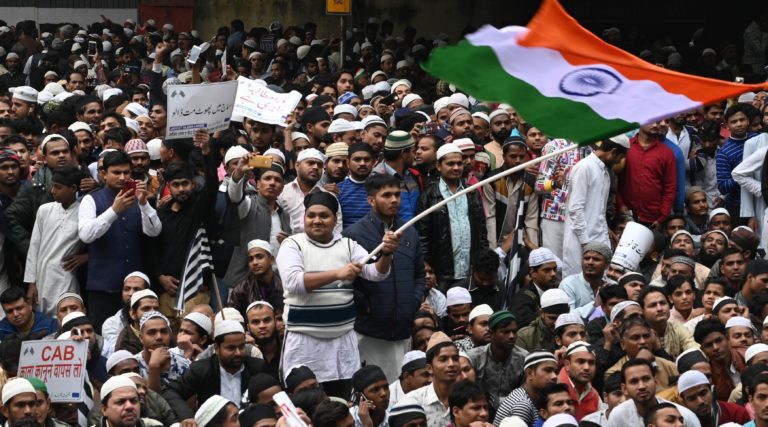 Suspenden internet y telefonía en partes de Delhi mientras escalan protestas