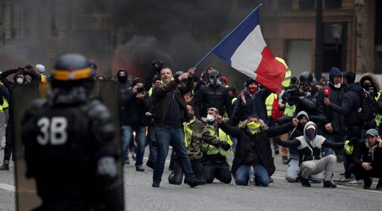 El Gobierno francés promete concesiones para frenar las protestas