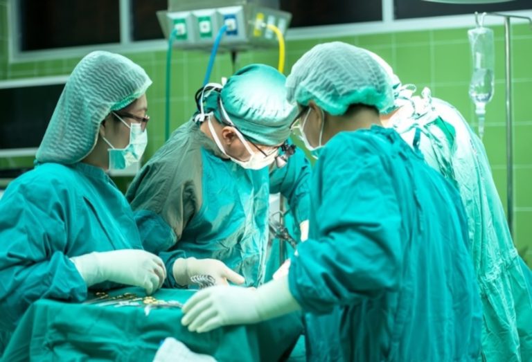 Un hombre nacido sin testículos recibe uno trasplantado de su hermano gemelo