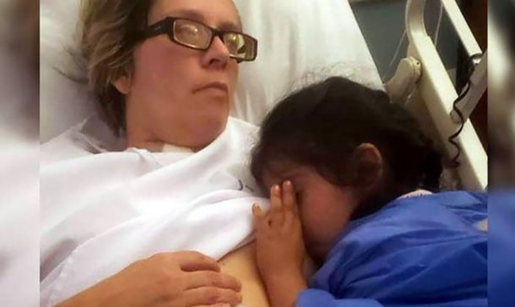 Mujer estaba en coma y reaccionó cuando su hija le pidió amamantarla