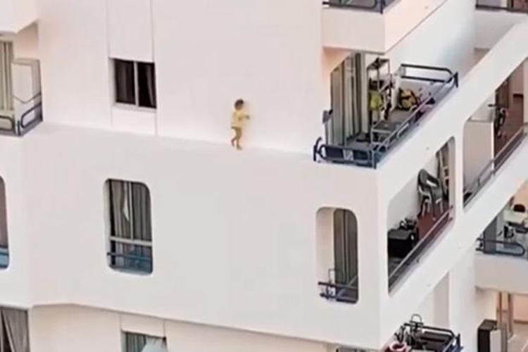 Niña se paseó por la cornisa de una fachada del cuarto piso (+Video)