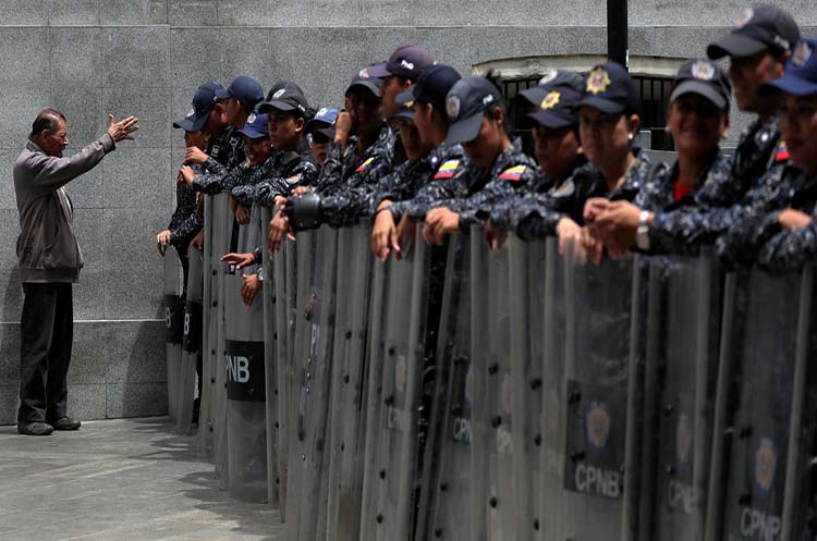 Stalin González: Maduro con despliegue de efectivos intenta «tapar» reeleccón de Guaidó