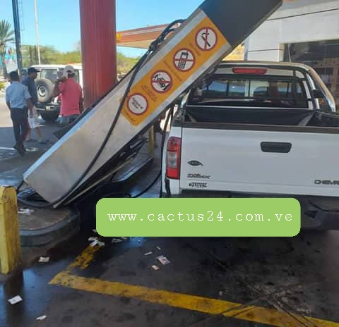 Surtidor de gasolina cae encima de vehículo en Coro