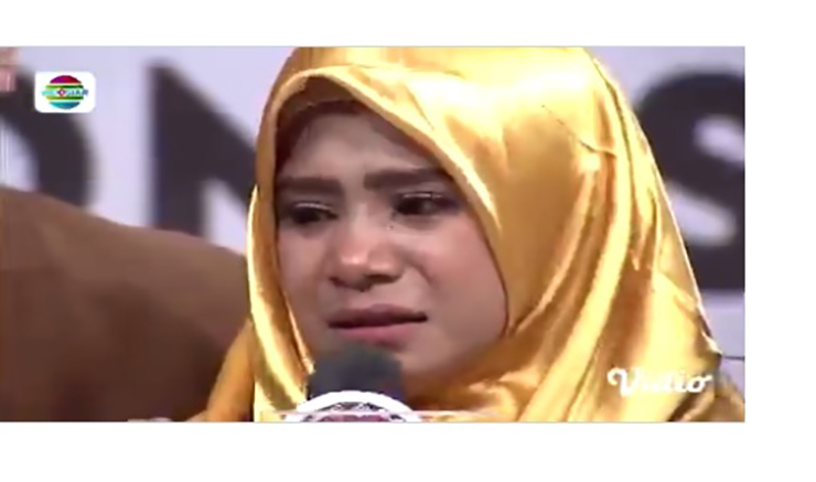 Vídeo: Le informan la muerte de su madre mientras concursaba en la  TV