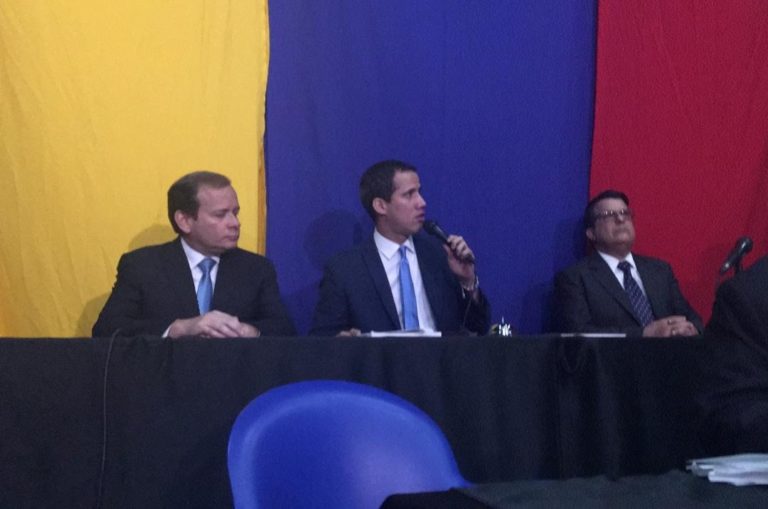 Con los votos de 100 diputados opositores fue reelecto Juan Guaidó en la presidencia de la AN