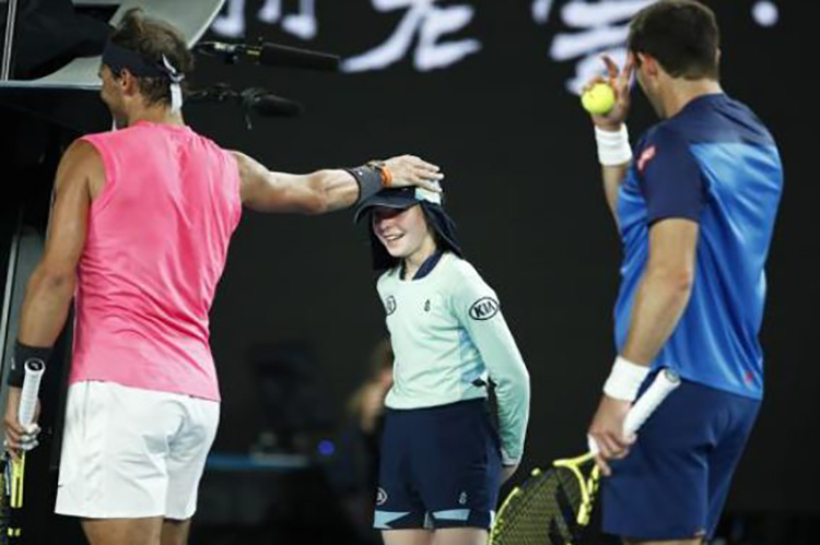Rafa Nadal terminó dándole un pelotazo a una niña en el Open de Australia