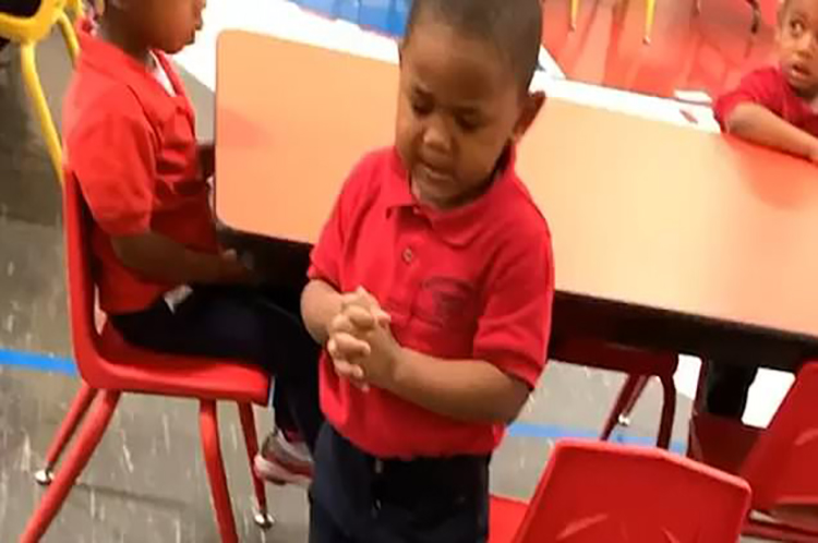 Niño de tres años se vuelve viral después de dirigir una oración en clase