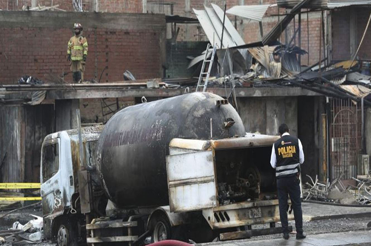 Subió a 13 la cifra de personas muertas tras el incendio de un camión cisterna con combustible