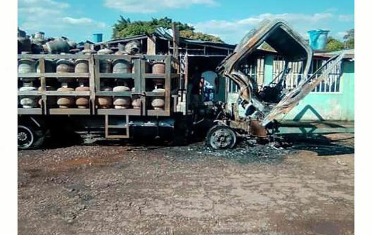 Camión cargado de bombonas se prendió en llamas en Guárico