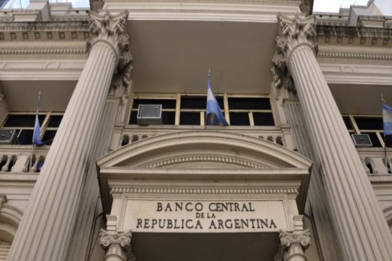 Gobierno argentino toma 1.300 millones dólares de reservas para pagar deuda