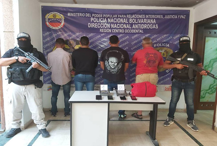 Llevaban dos kilos de presunta cocaína y el comando antidrogas los capturó en sur de Valencia