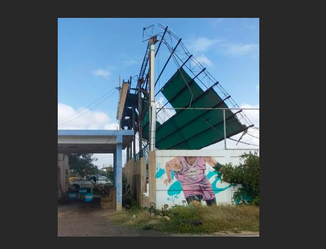 FOTOS| Peligro inminente, estructura de la cancha de El Cardón podría destruir vivienda