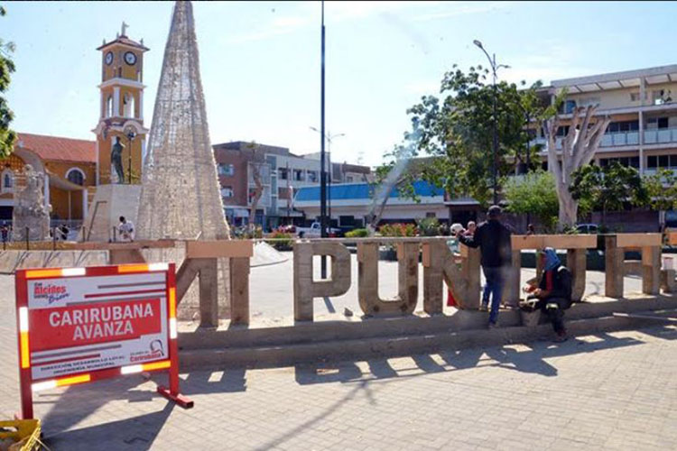 Alcalde Goitía supervisa obra en plaza del obrero de Carirubana