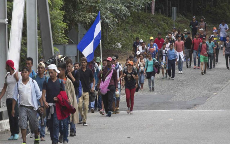 Una caravana de migrantes hondureños sale hacia Estados Unidos