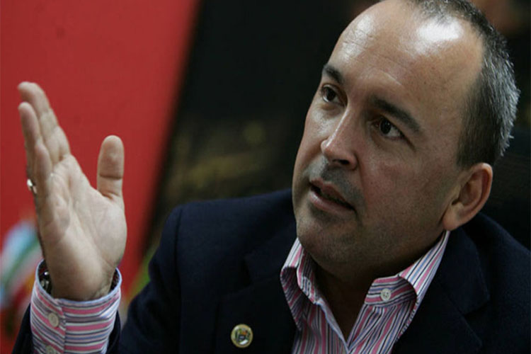 Torrealba afirma que presidencia de la AN corresponde a Luis Parra