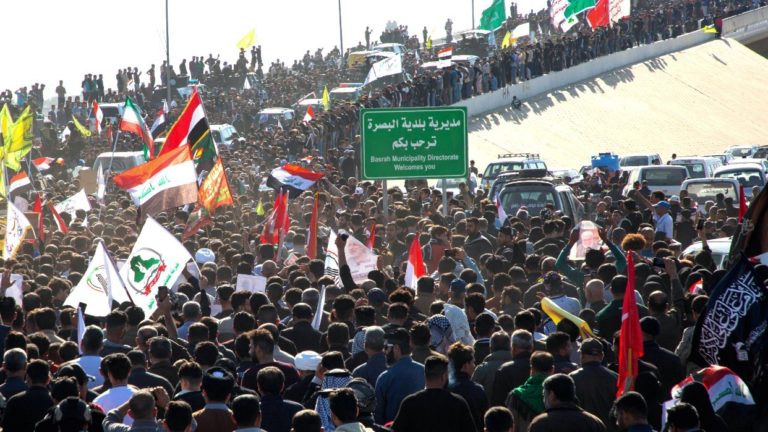 Multitudinaria marcha rechaza la presencia de Estados Unidos en Irak