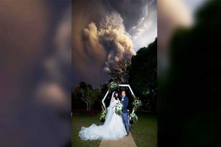 Pareja se casó mientras volcán hacía erupción en Filipinas 