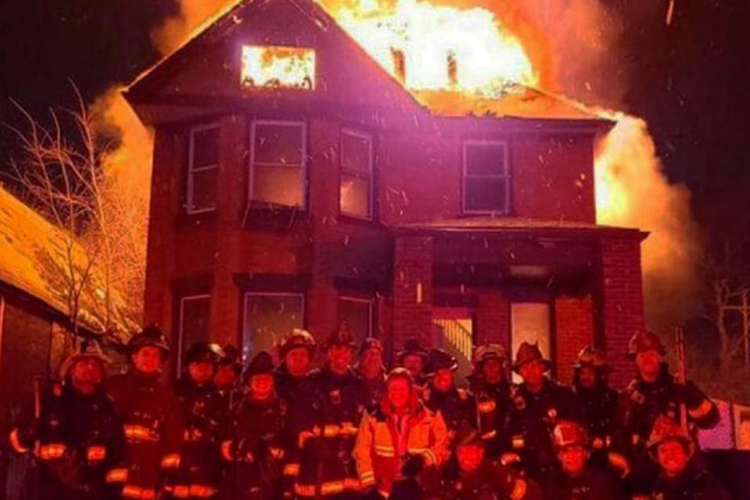 Fotografía de una casa en llamas  incendió hasta las redes