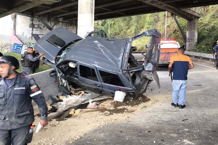 Camioneta cae al vacío por el distribuidor Altamira en la Cota Mil