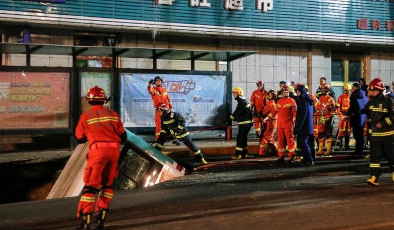 Al menos 6 muertos tras hundirse un autobús en un hueco al norte de China