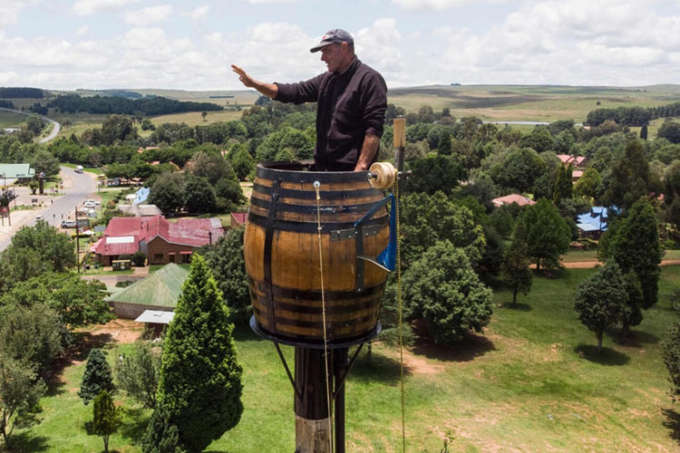 Hombre bate récord al vivir 67 días en un barril a 25 metros de altura