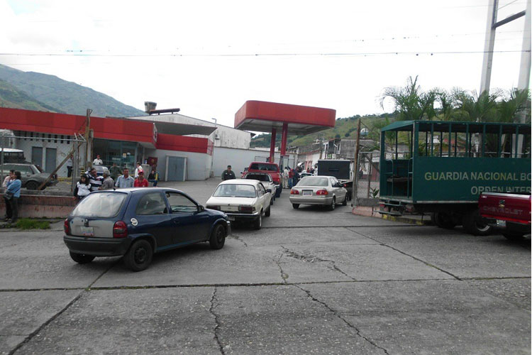 La falta de gasolina crea conflictos entre oficiales y civiles en Trujillo