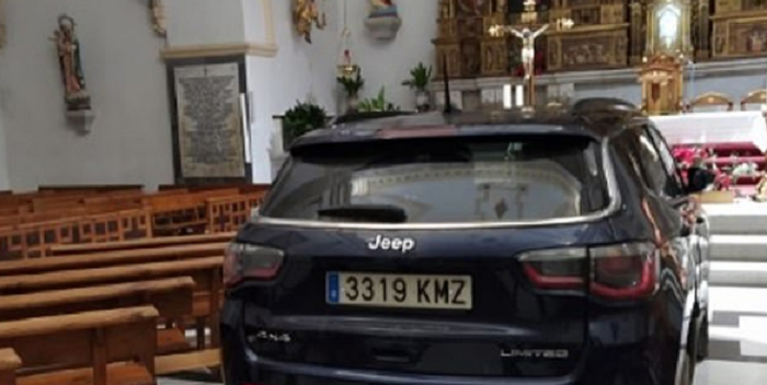 Por estar poseído estrelló su camioneta en el altar de una iglesia