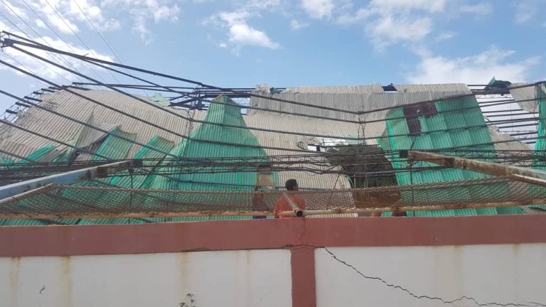 Techo de cancha deportiva en El Cardón cedió por desgaste y fuertes vientos