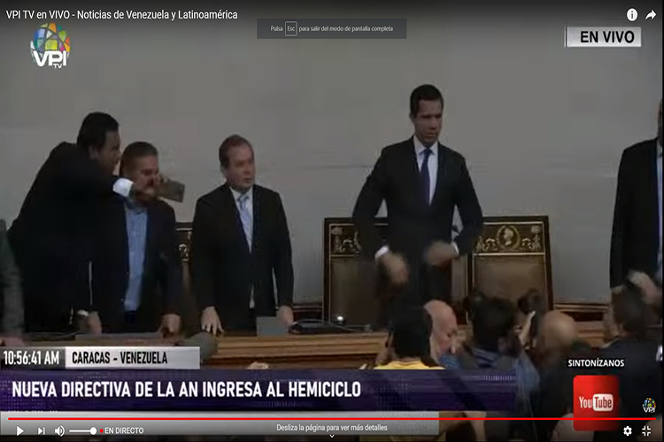 Diputados opositores ingresan al Parlamento en medio de empujones