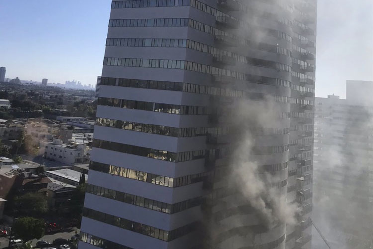 Los bomberos extinguen un incendio en un edificio de 25 pisos en Los Ángeles