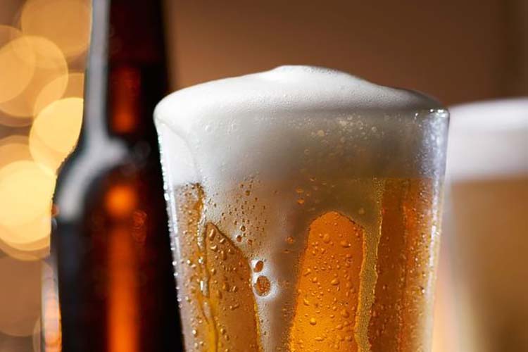 Le ponía laxante a la cerveza de su esposo para hacerle creer que era alérgico a beber