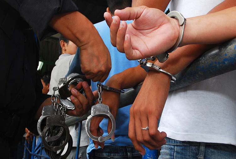 Nueve policías fueron imputados por violar un recluso en Nueva Esparta  
