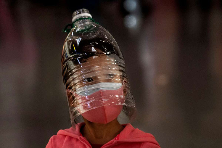 Fotos: Chinos se protegen del coronavirus con botellas de plástico