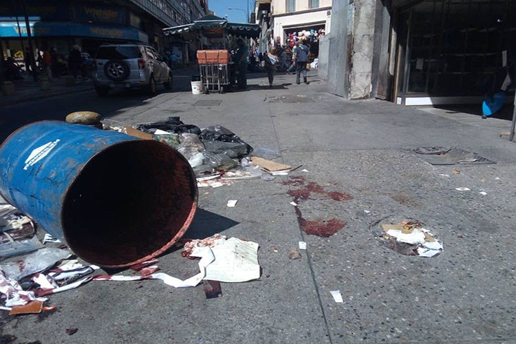 Localizan cadáver de un hombre dentro de un pipote de basura en Caracas